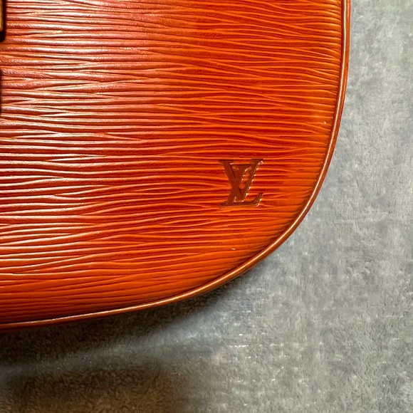 LOUIS VITTON EPI Jeune Fille Epi  Crossbody in Kenyan Fawn color - Picture 4 of 16